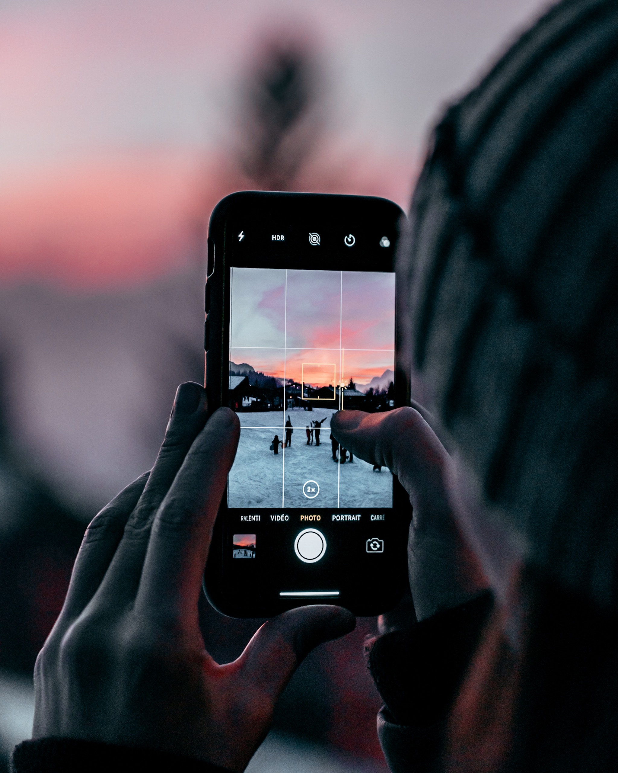 Photo influenceur avec un smartphone