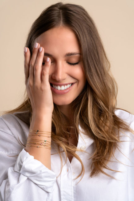 Photo portrait femme avec bijoux bracelet Jikaia